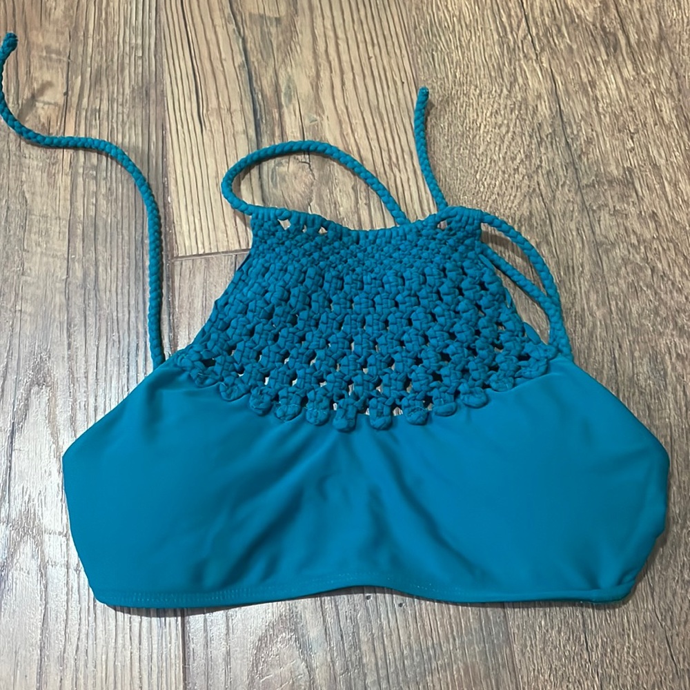 Dark turquoise color. Knitting up to the color bone. Cross stings on the back.